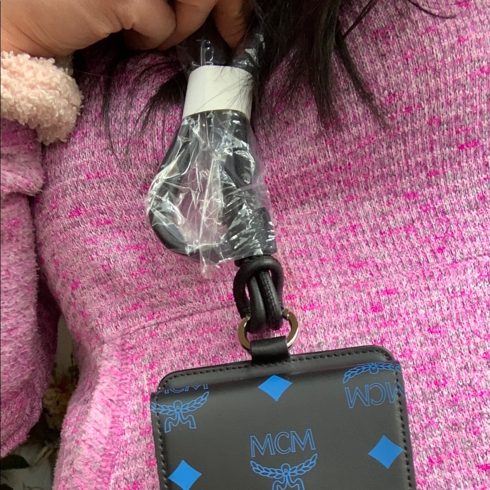 Authentic MCM Leather VISETOS logo print phone/card lanyard/Crosby - Picture 6 of 16